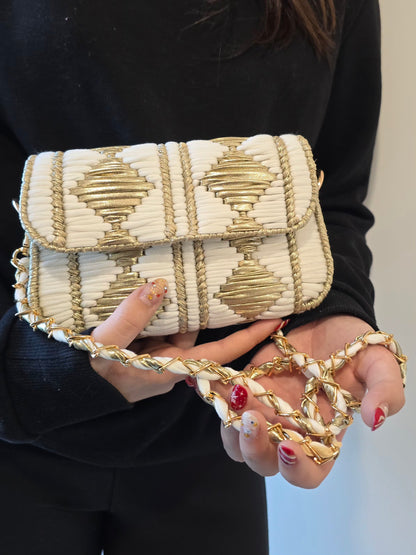 Sac artisanal blanc et doré avec chaîne habillée 