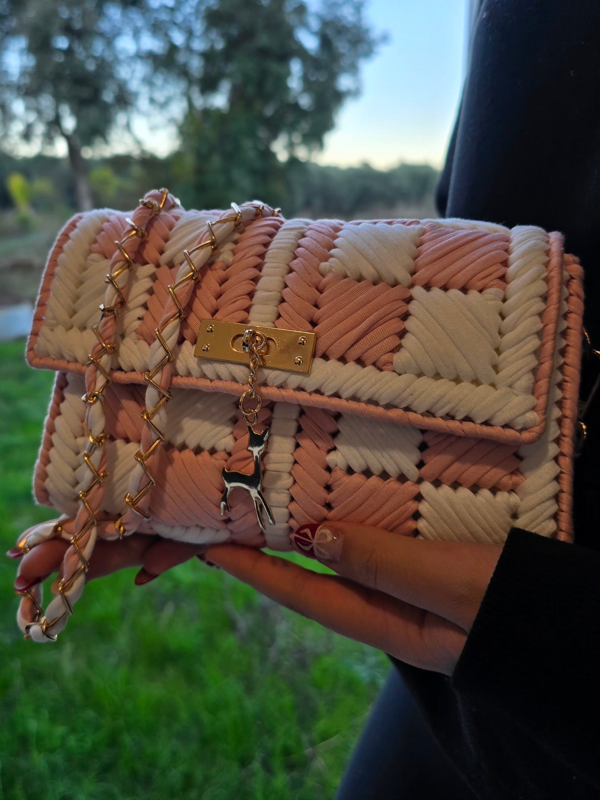 Doublure beige claire fleurie cousue à la main