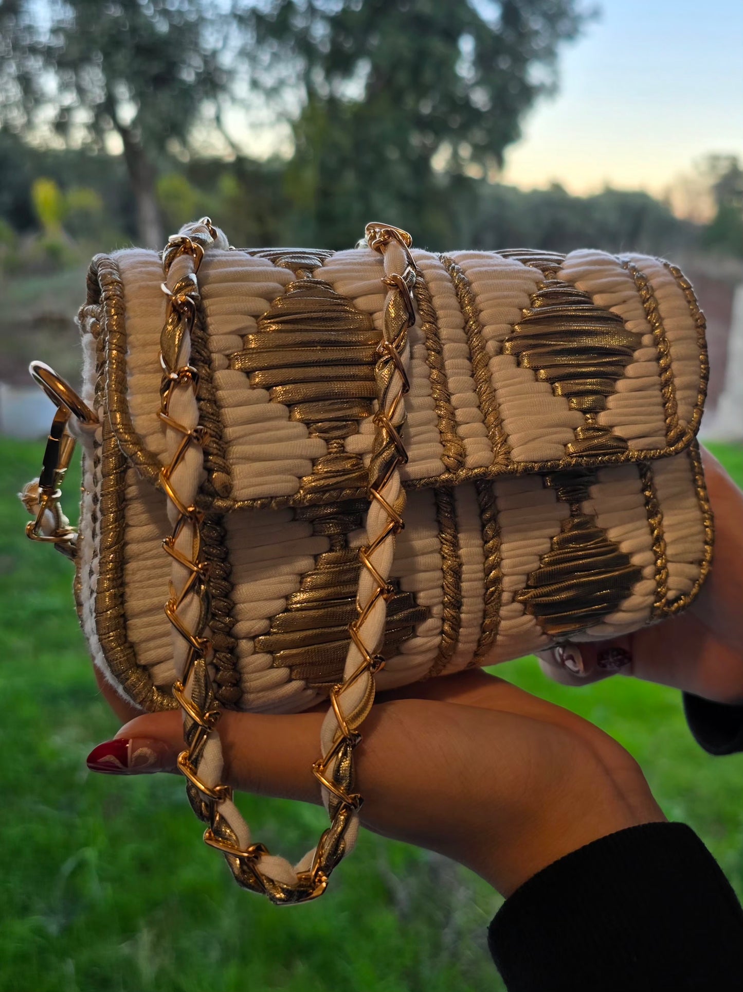 Sac artisanal élégant blanc et doré