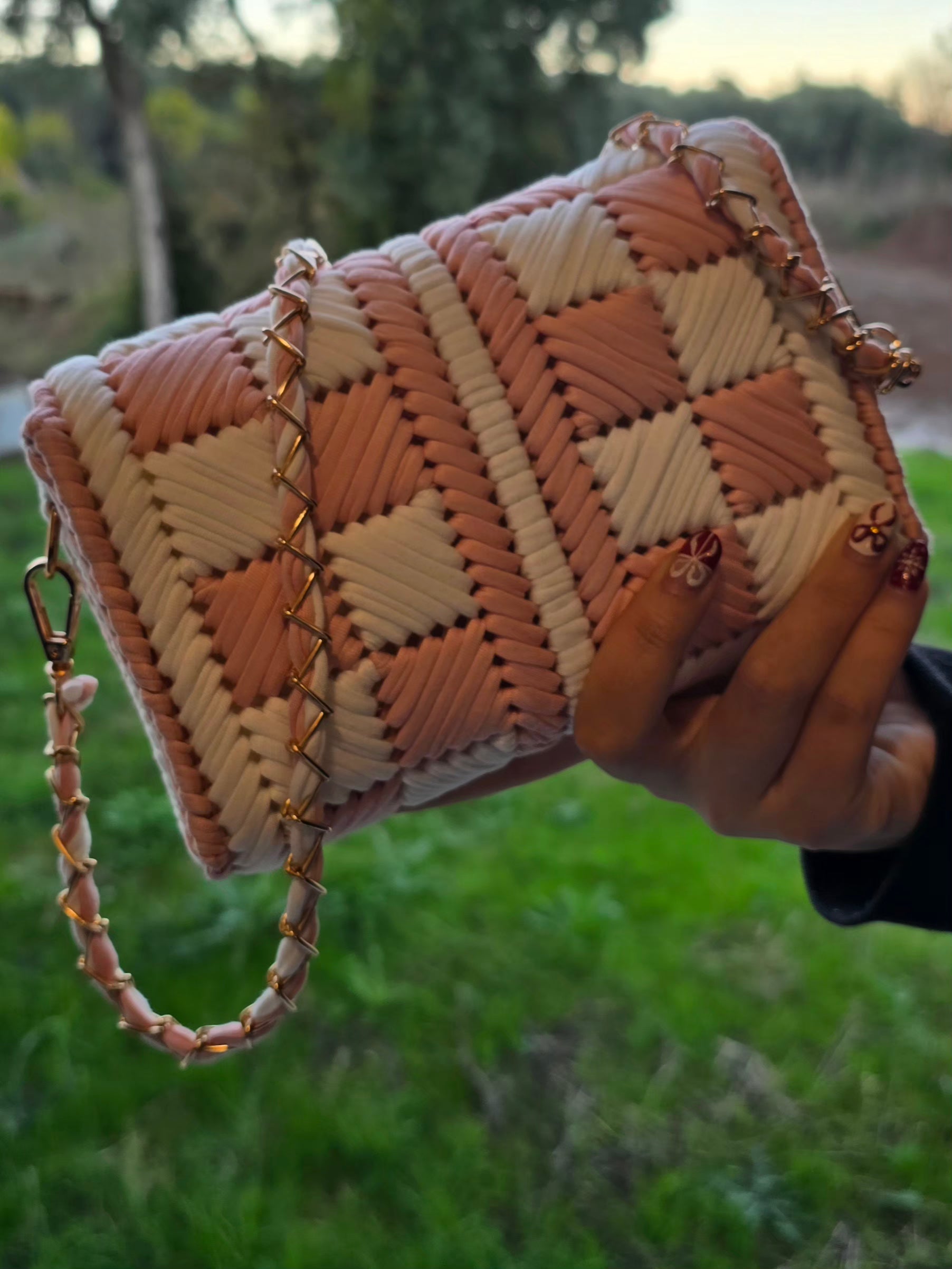 Sac artisanal élégant rose et blanc 