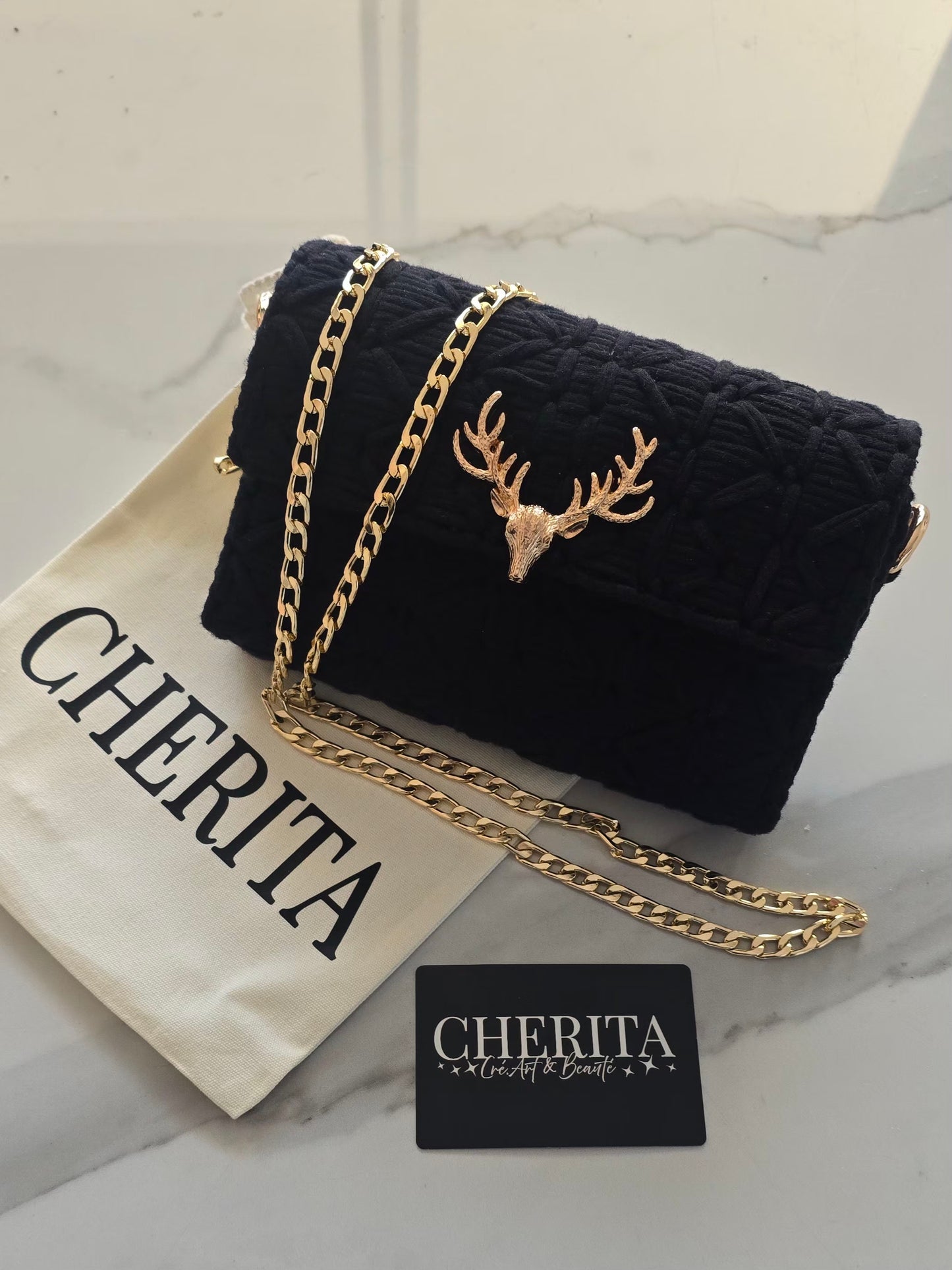 vue d'ensemble du sac bandoulière artisanal noir CHERITA