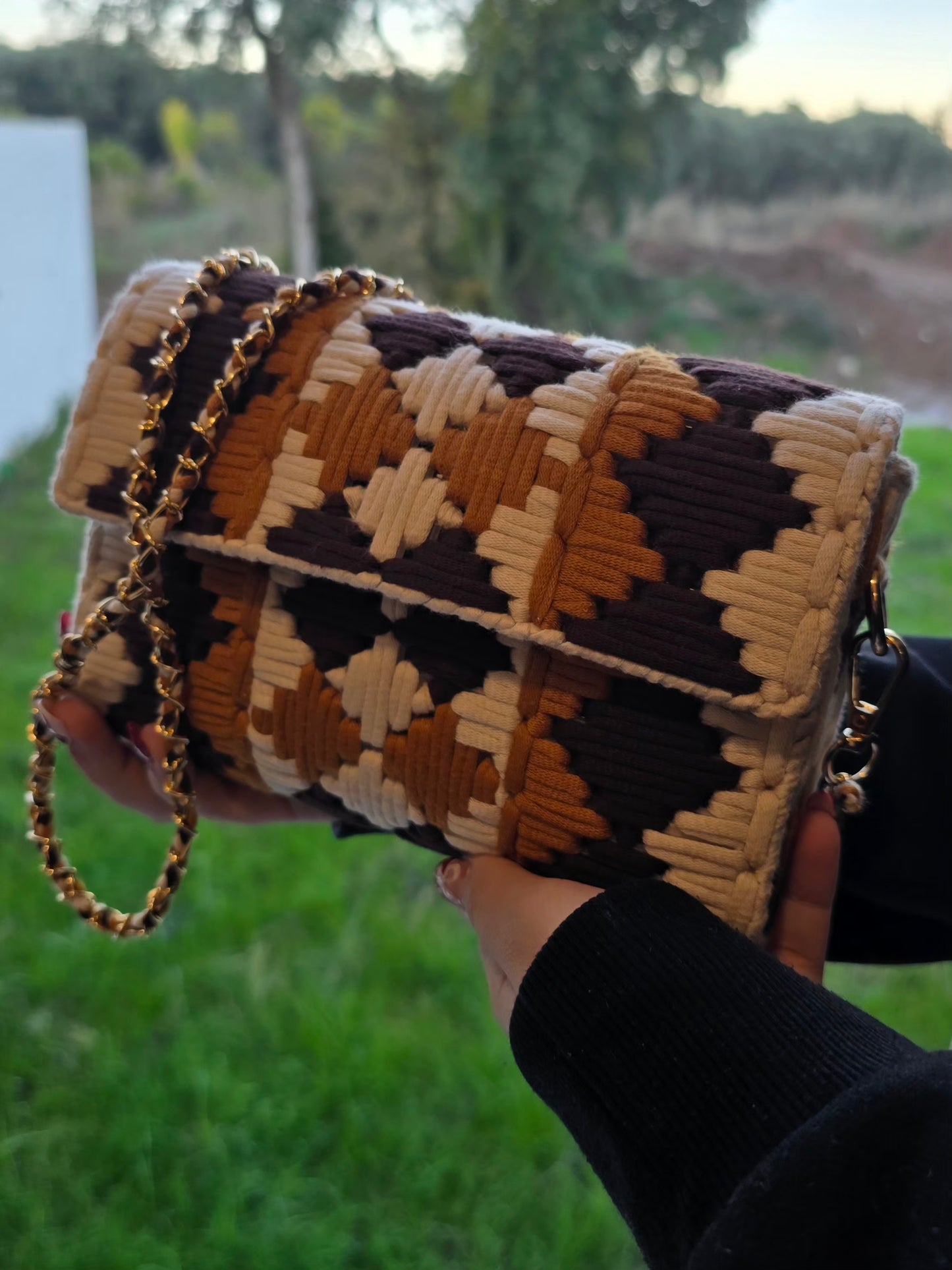 Chaîne dorée habillée aux couleurs du sac fait main