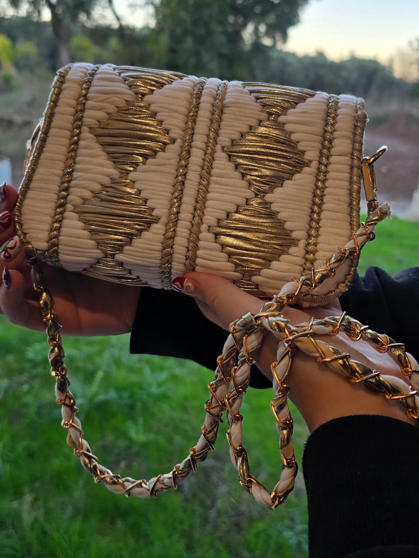 Chaîne habillée aux couleurs du sac blanc et doré