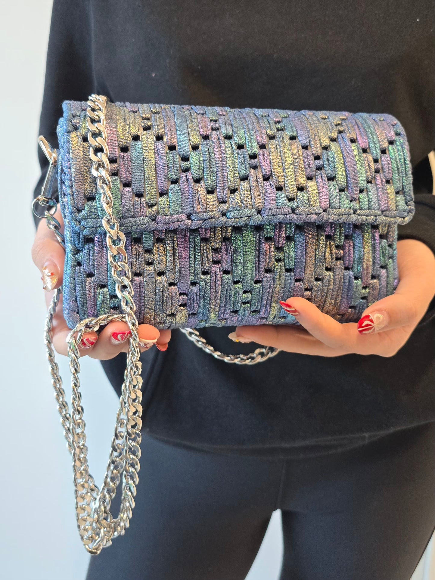 Dos du sac CHERITA bleu aux reflets irisés