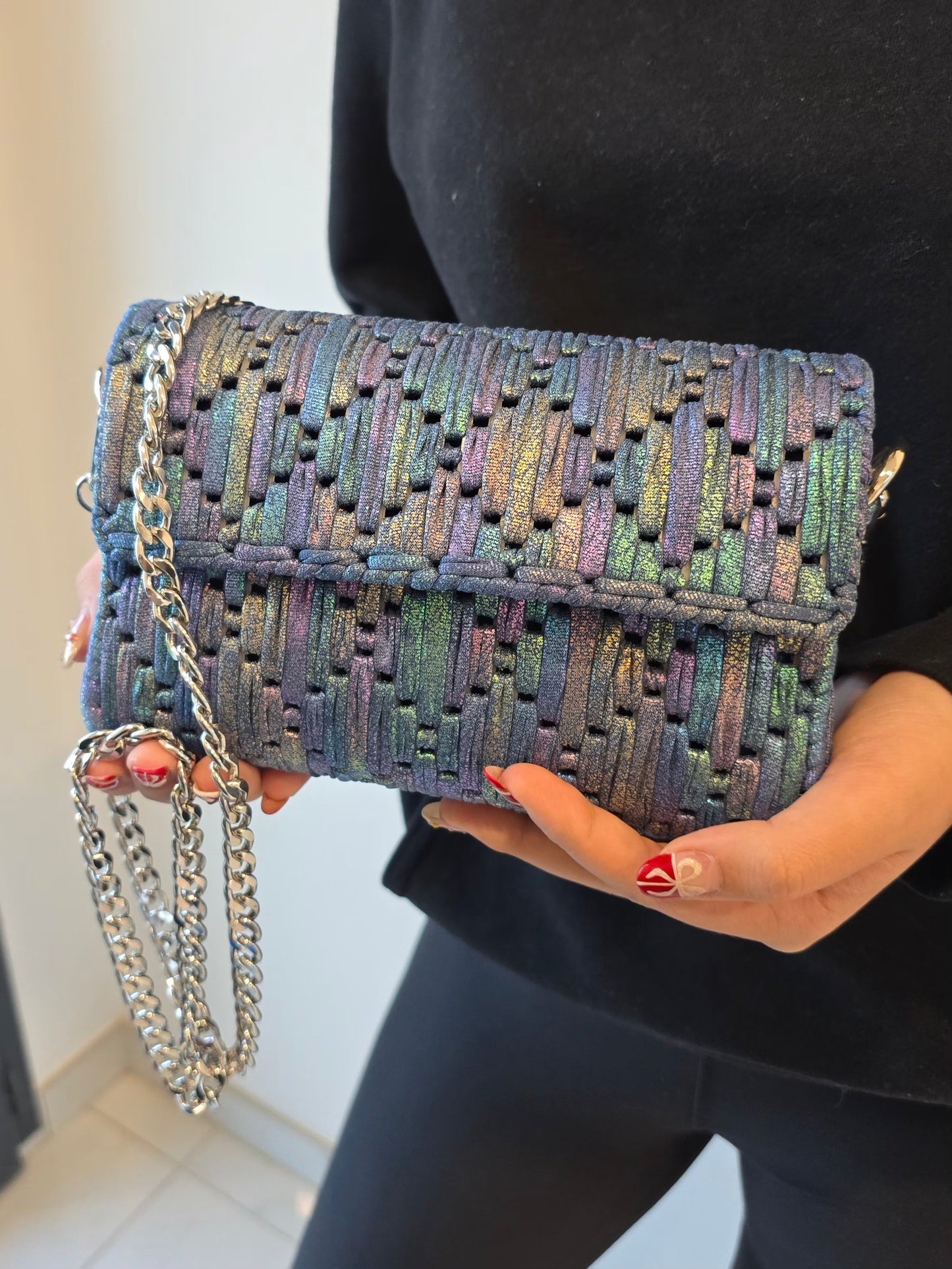 Vue de profil du sac fait main bleu multicolore CHERITA