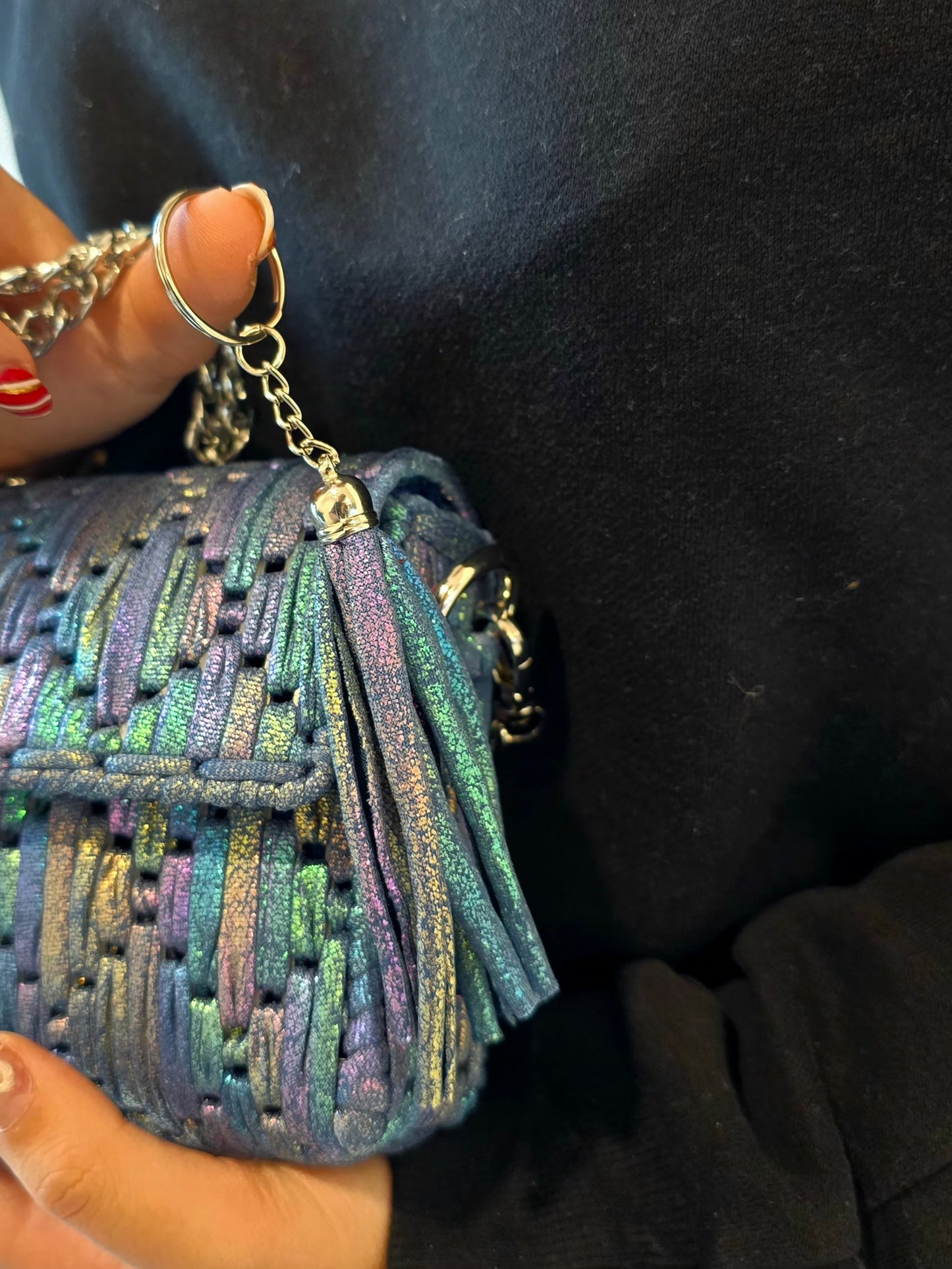 Détail du tressage artisanal multicolore avec porte-clé