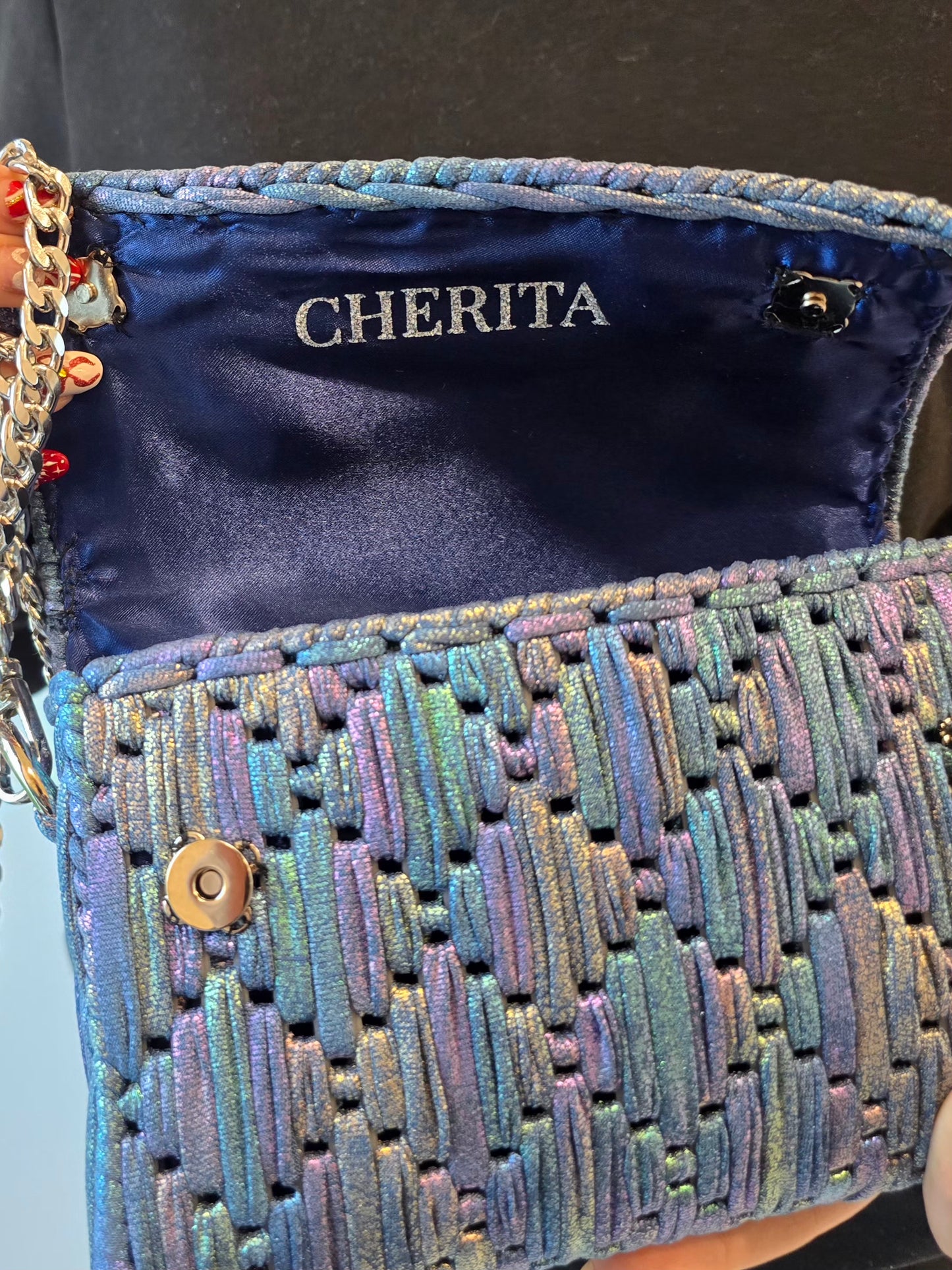Détail de la doublure bleu nuit du sac artisanal