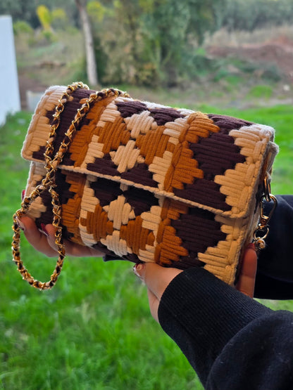 Vue de côté du sac bandoulière artisanal CHERITA