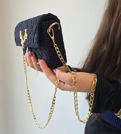Vue de côté du sac bandoulière noir artisanal