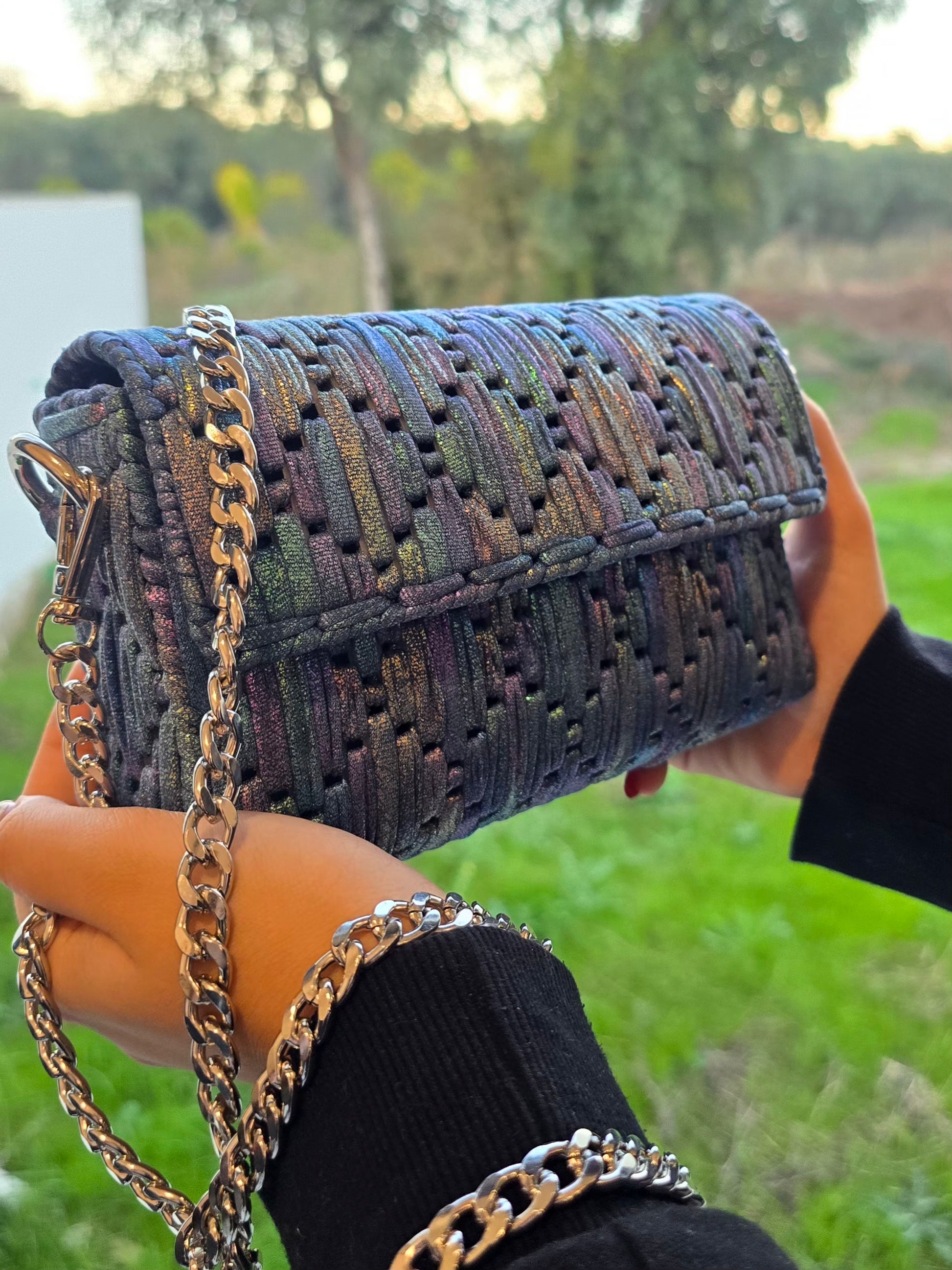 Vue latéral du sac CHERITA bleu multicolore