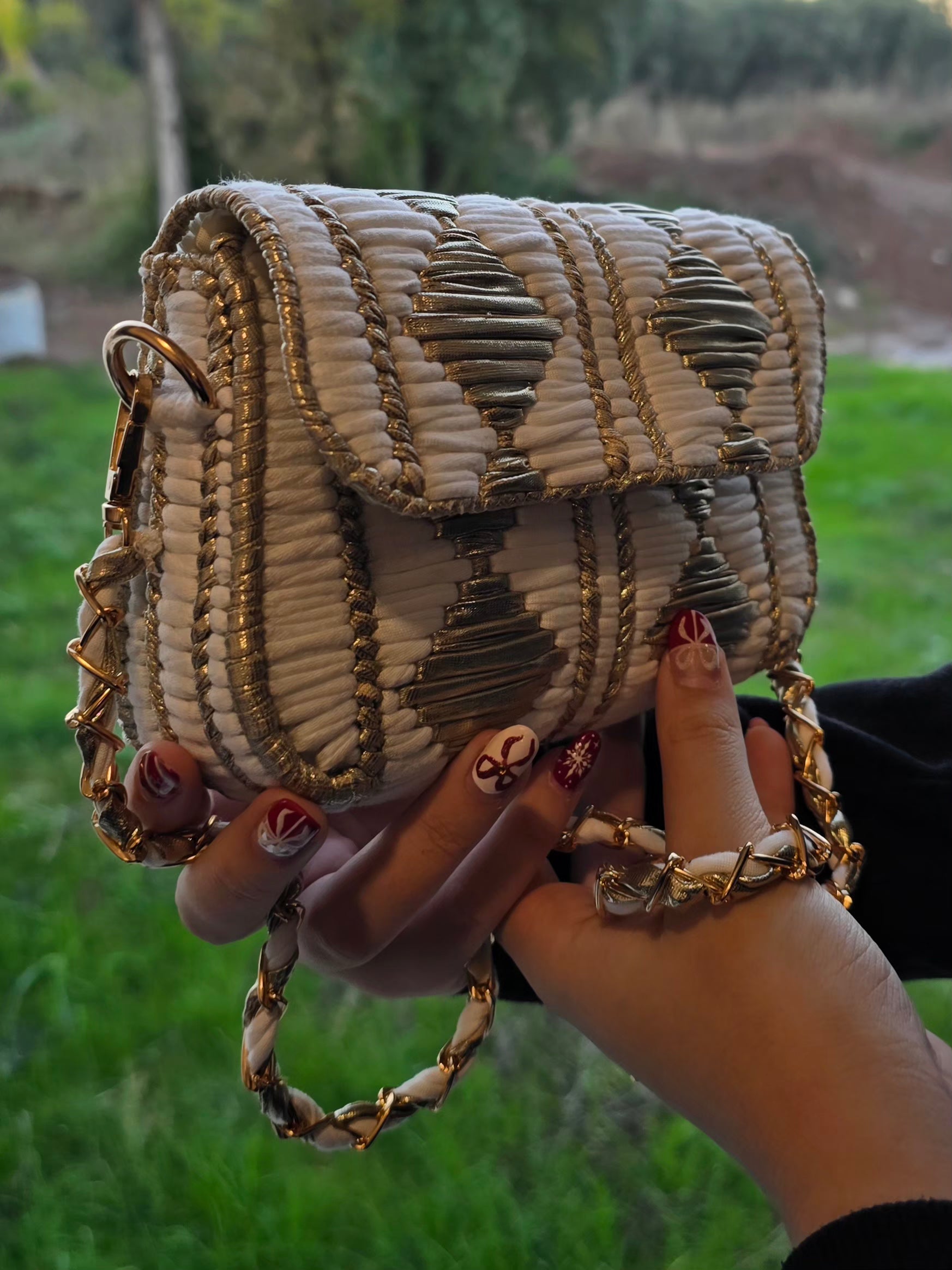 Sac fait main blanc et doré vue de profil