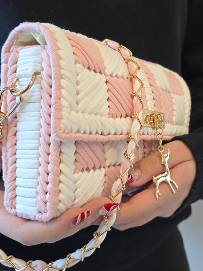 Chaîne dorée en acier inoxydable habillée aux couleurs du sac 