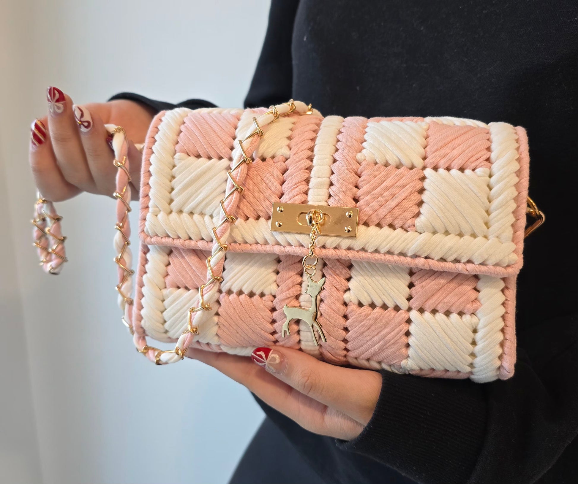 Sac fait main rose et blanc avec chaîne dorée
