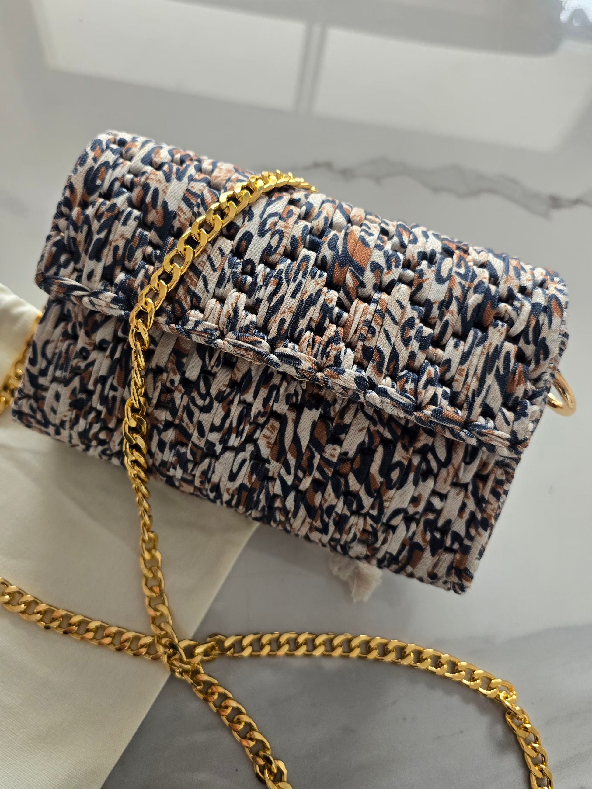 Sac artisanal motif léopard avec chaîne dorée