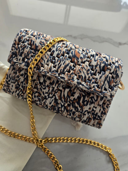 Sac artisanal motif léopard avec chaîne dorée