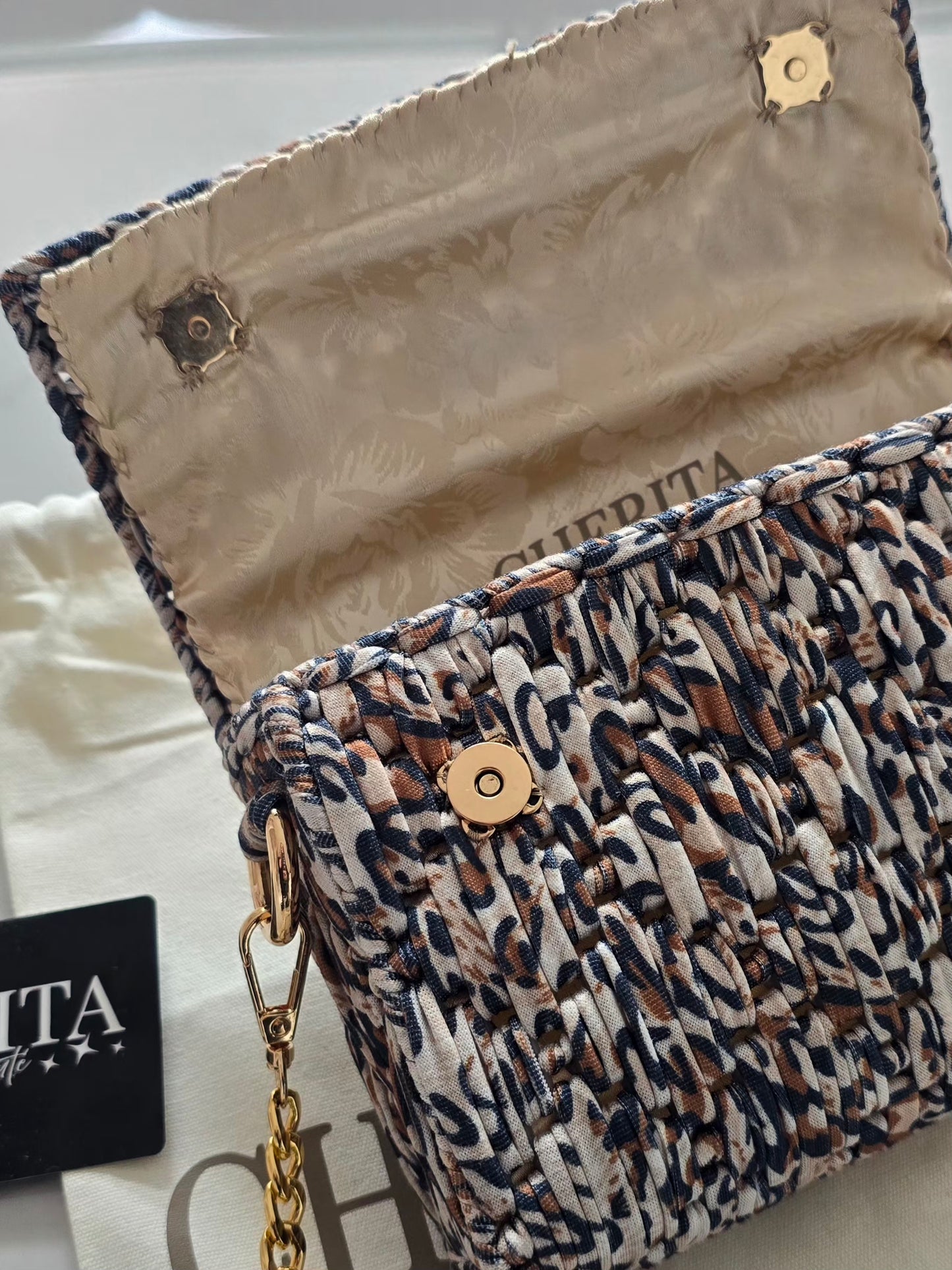 Sac léopard ouvert avec doublure beige fleurie