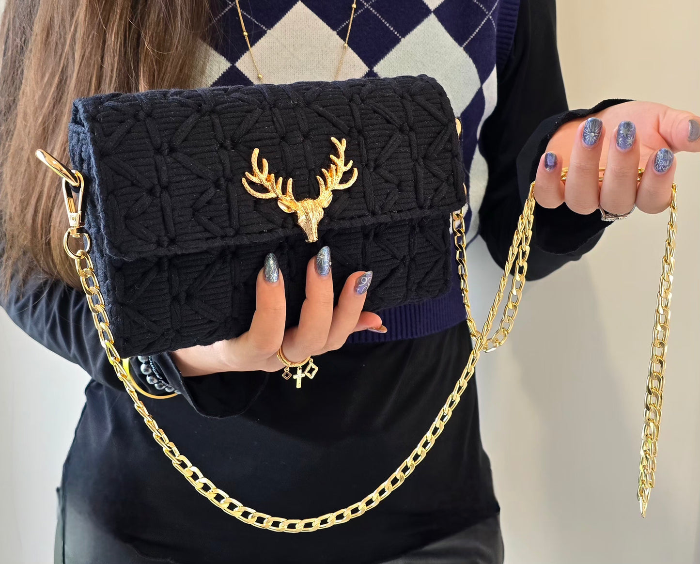 Sac noir décor cerf doré au style intemporel 