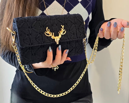 Sac noir décor cerf doré au style intemporel 