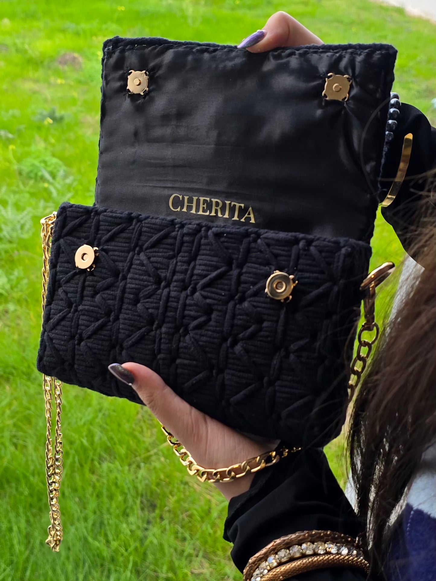 Sac noir ouvert montrant la doublure intérieure noire