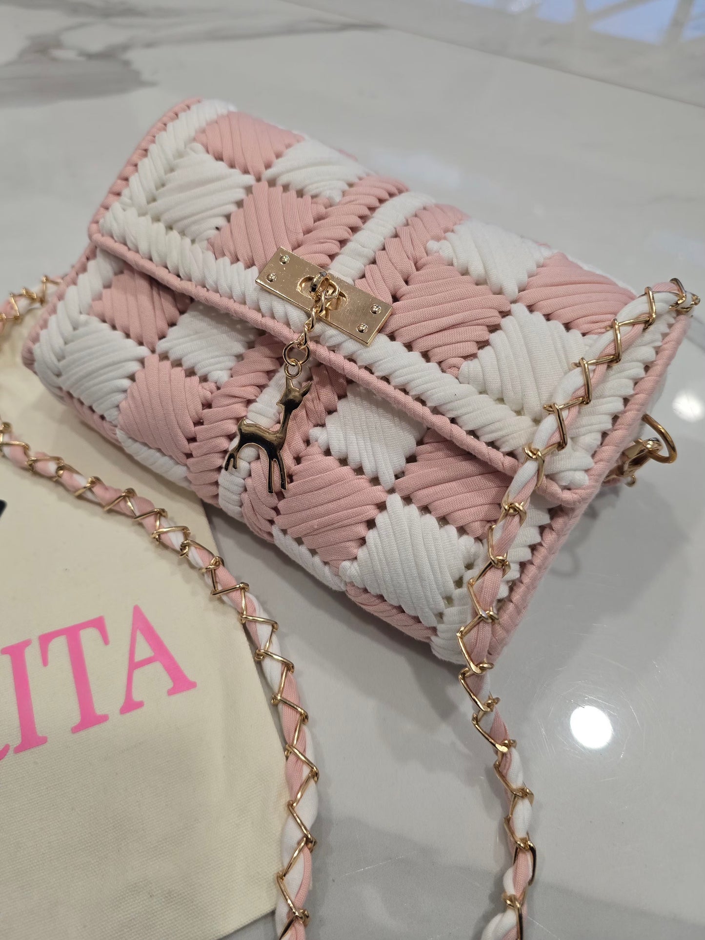 Décoration dorée fantaisie sur sac artisanal