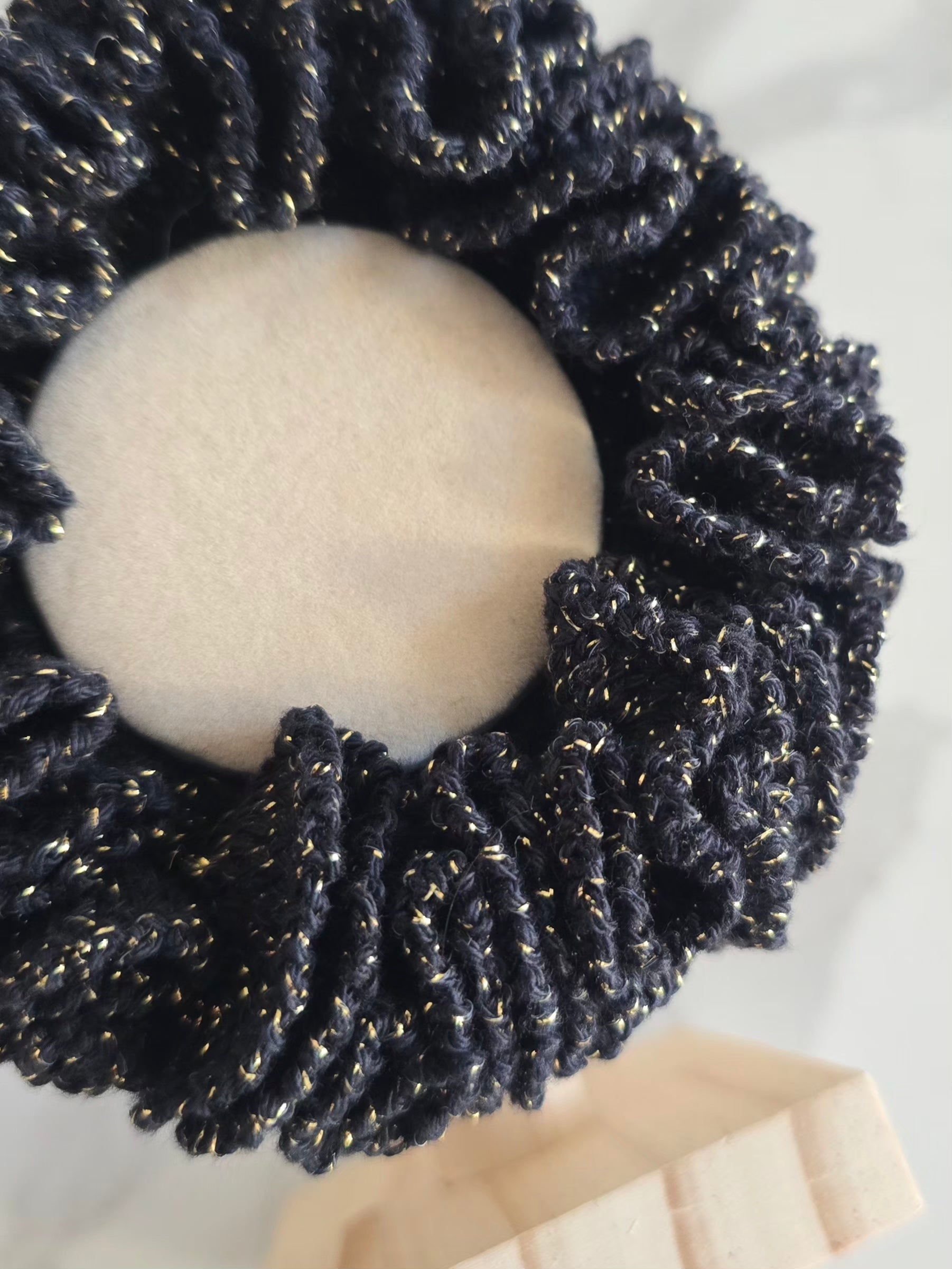 Scrunchie noir et or très volumineux réalisé au crochet artisanal