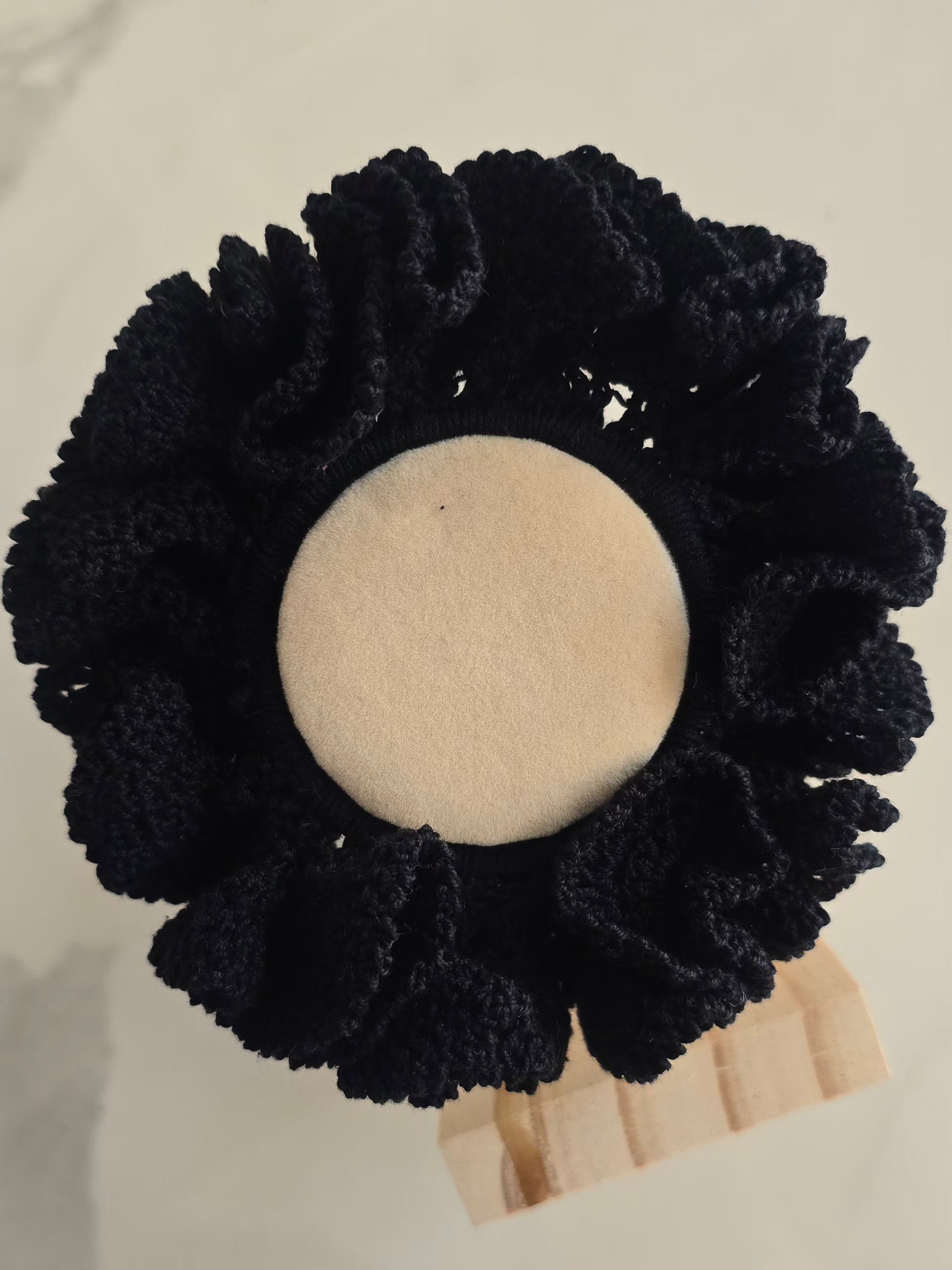Scrunchie noir XL au crochet avec texture froufrou
