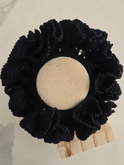 Scrunchie noir XL au crochet avec texture froufrou