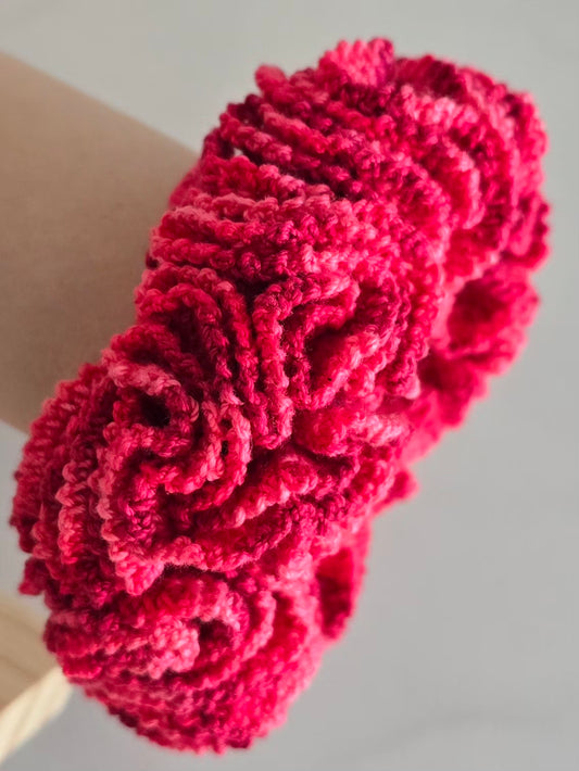 Détail des froufrous d'un chouchou rose crocheté à la main