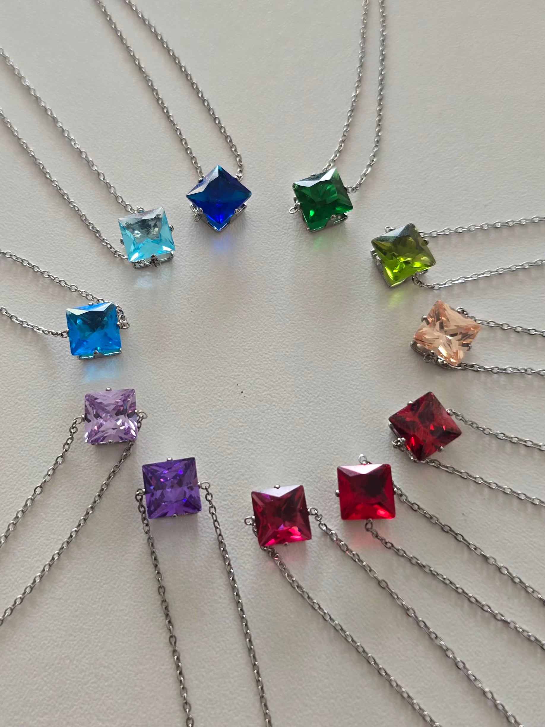 colliers Lunéa montrâtes l'éclat du strass