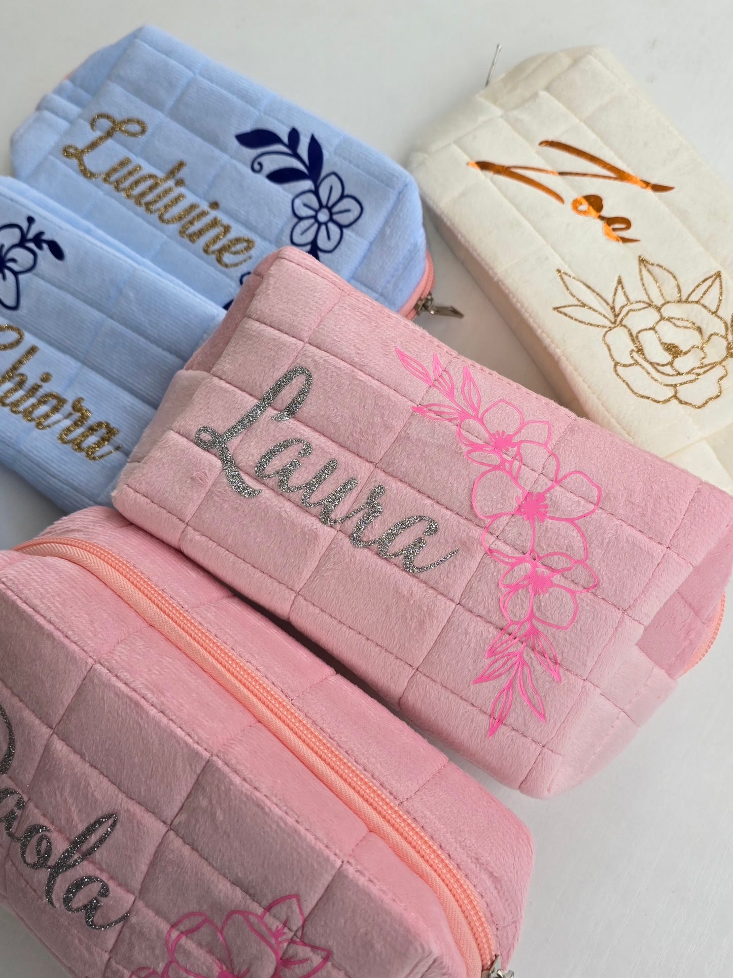 Trousse personnalisée rose avec le prénom Laura