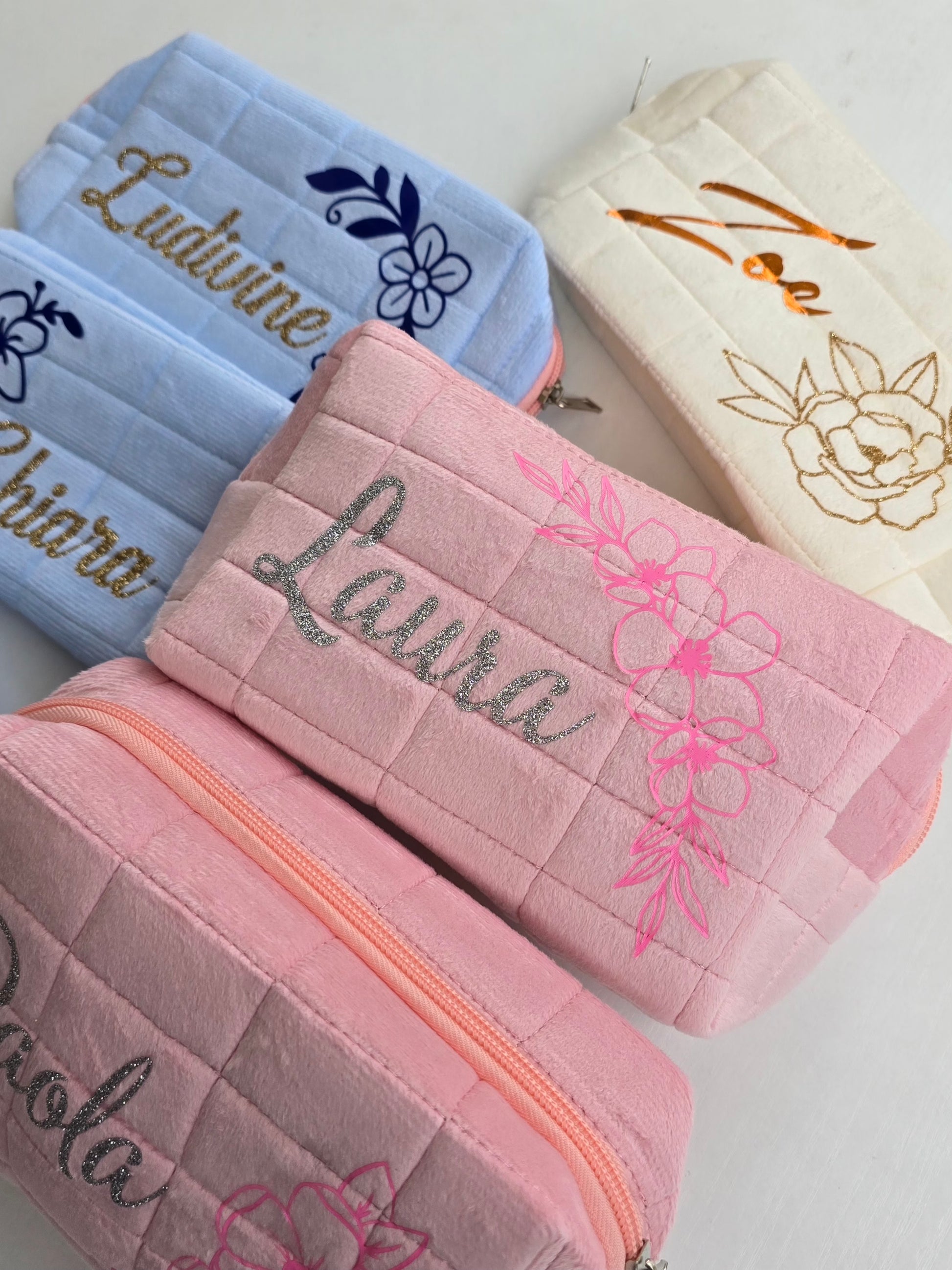 Trousse personnalisée rose avec le prénom Laura