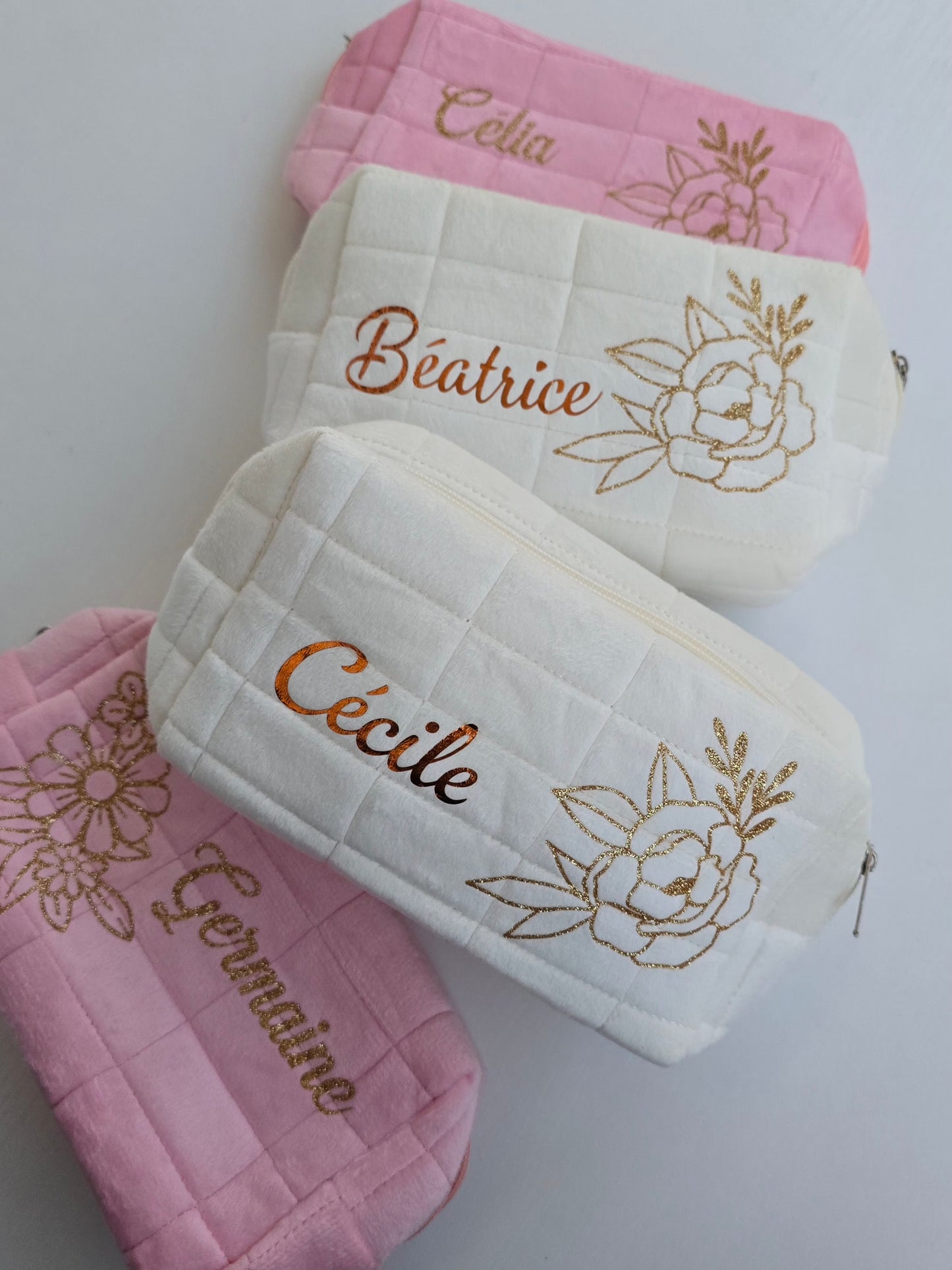 Trousses beiges avec prénom Cécile et Béatrice, roses Célia et Germaine