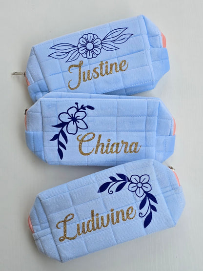 Trousse bleu unique, personnalisée avec les prénoms : Justine, Chiara et Ludivine
