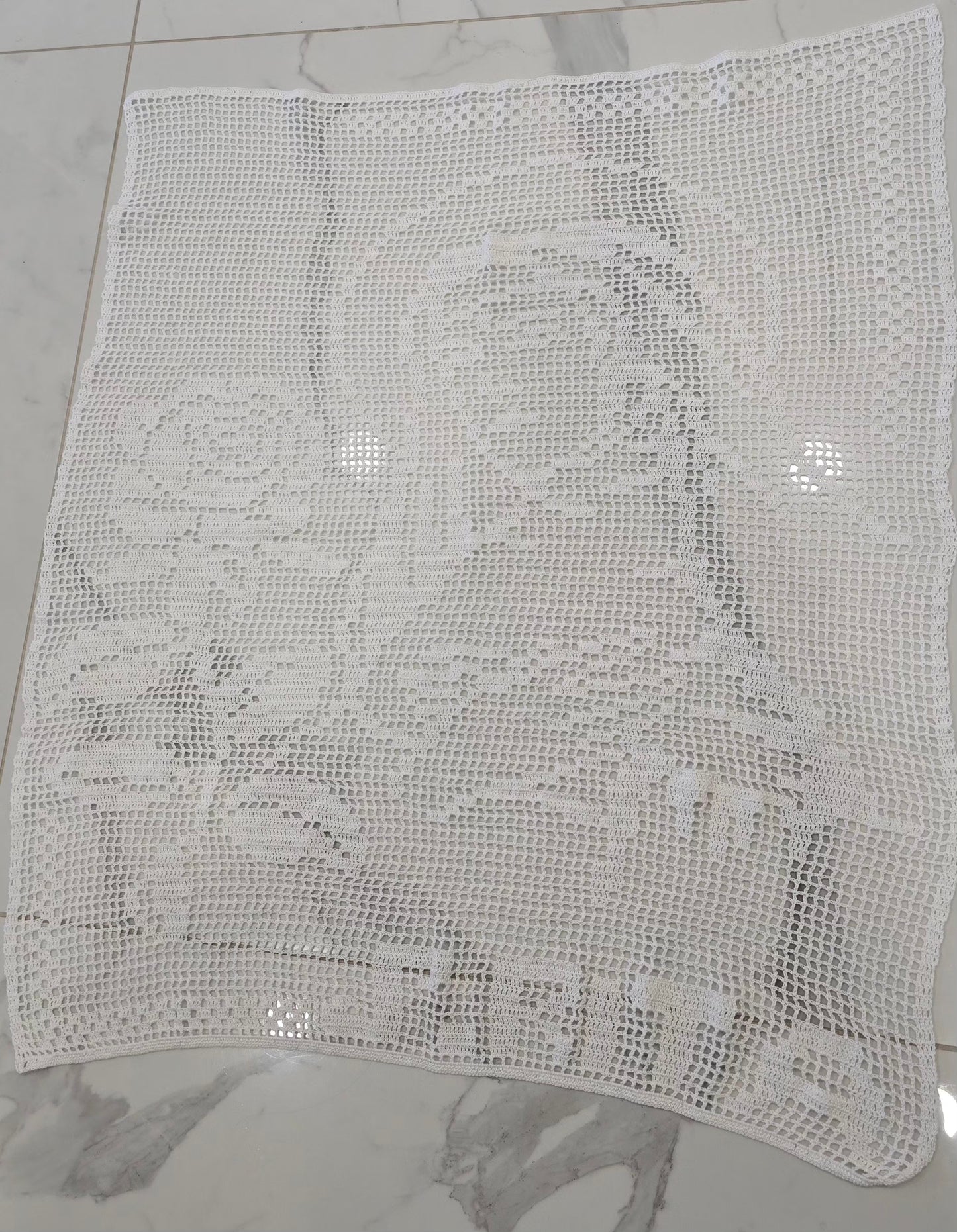 Vue complète du napperon Sainte Rita fait main au crochet