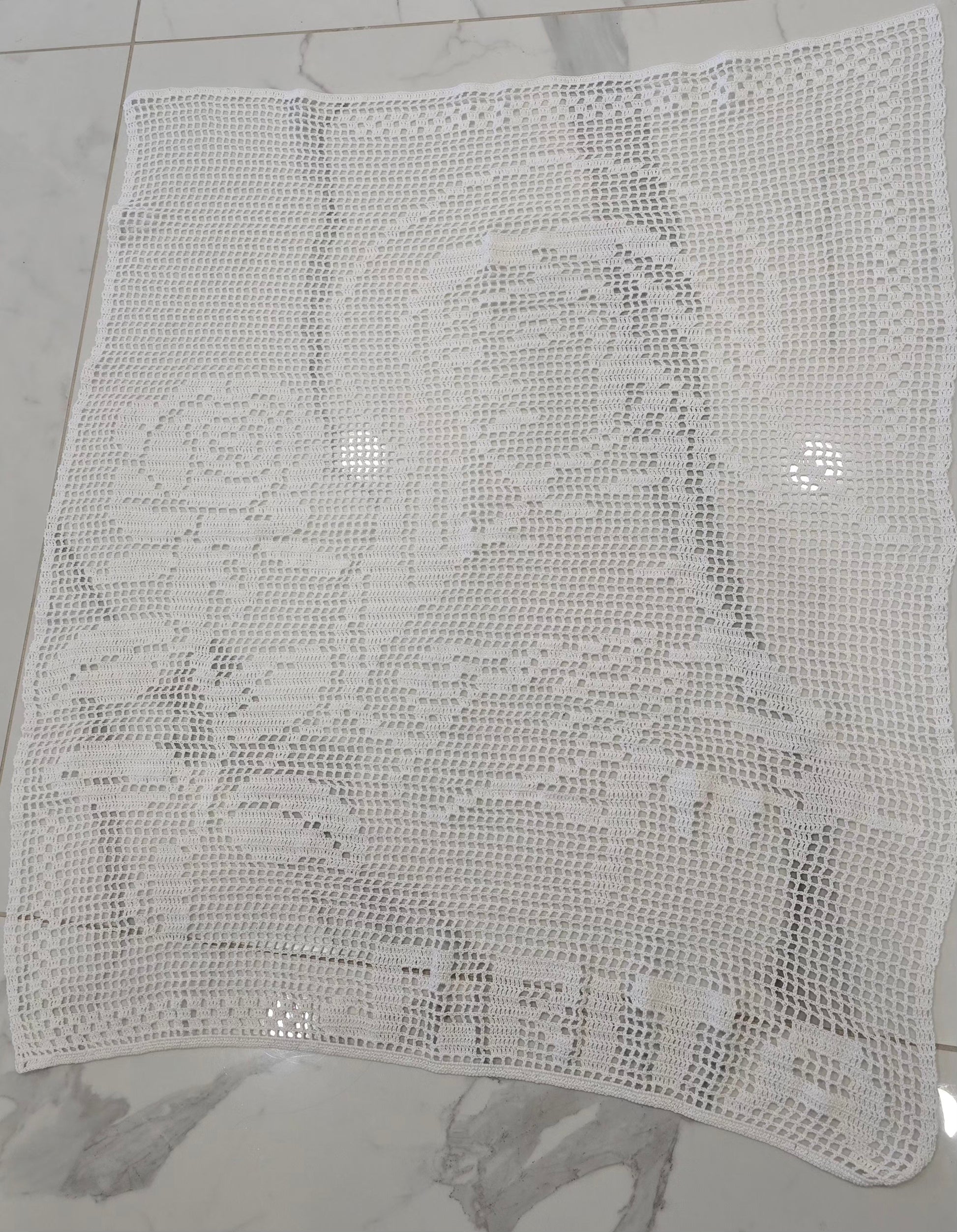 Vue complète du napperon Sainte Rita fait main au crochet