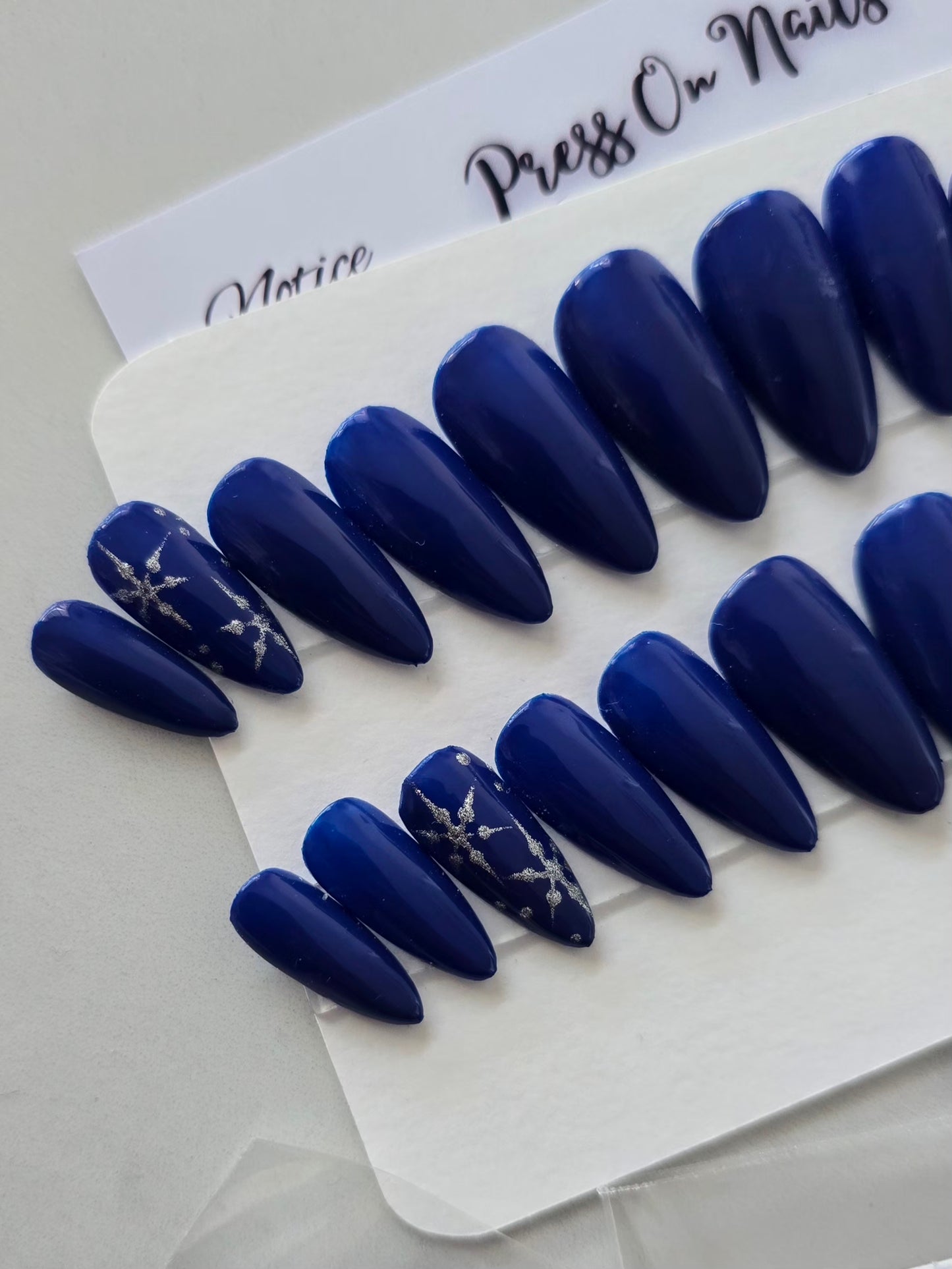 Capsules d'ongles longs bleu nuit en forme d'amande, solides et réutilisables, effet salon professionnel. 