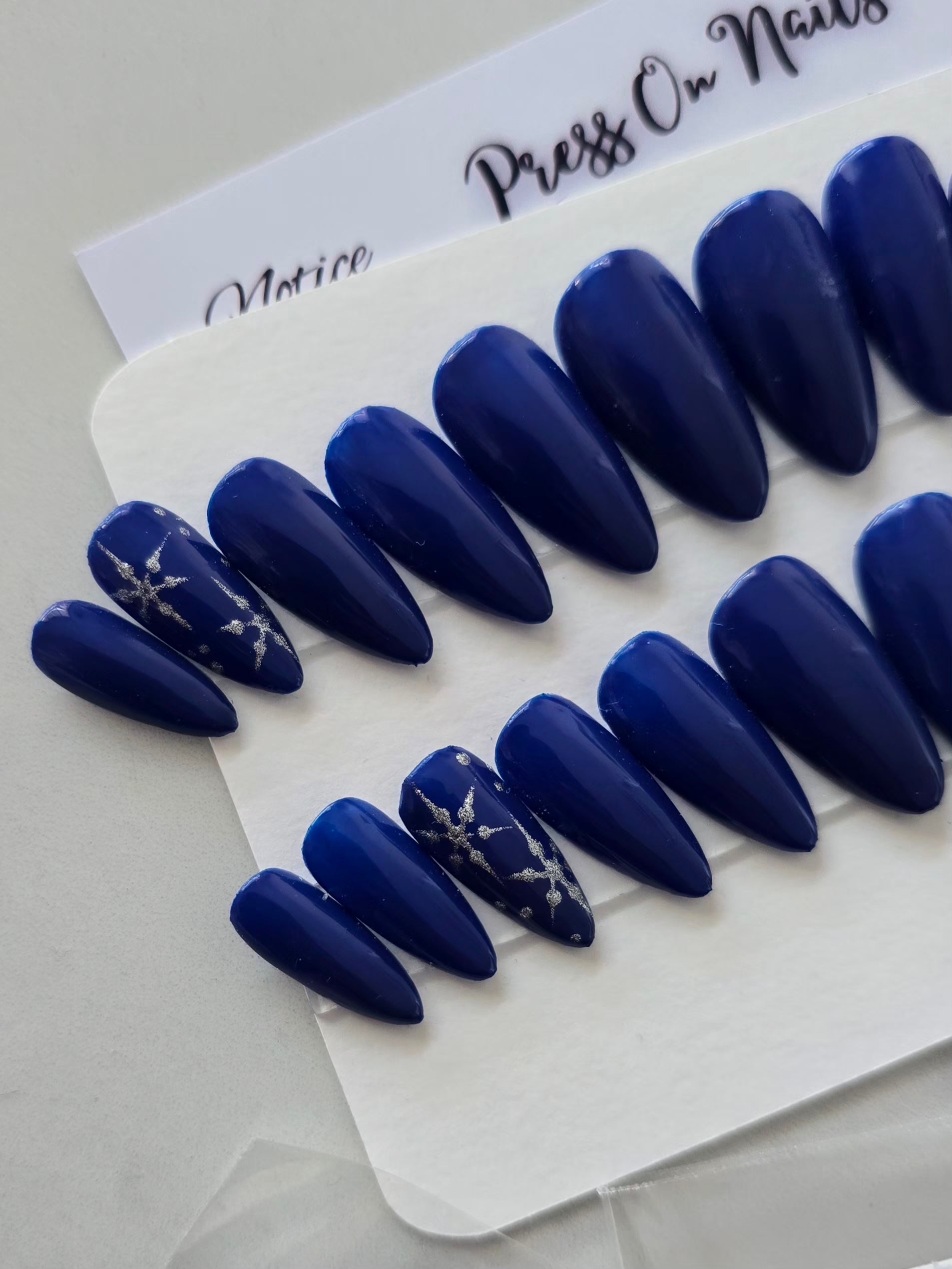 Capsules d'ongles longs bleu nuit en forme d'amande, solides et réutilisables, effet salon professionnel. 