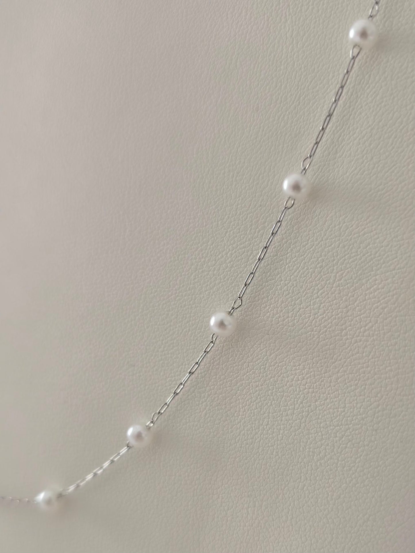 Détail de la chaîne argenté en acier inoxydable du collier Perla