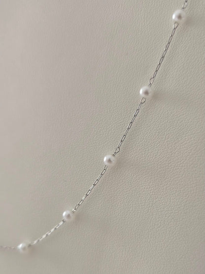 Détail de la chaîne argenté en acier inoxydable du collier Perla